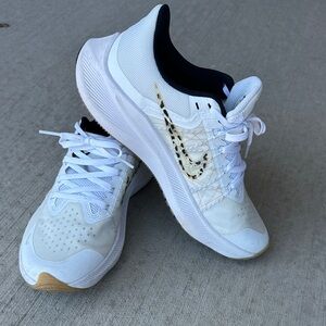 White and Black Nike zoom winflo Shoes